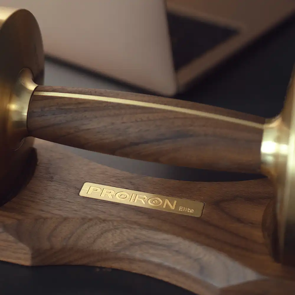 фото Proiron Гантель из латуни и орехового дерева 3 кг  с подставкой, арт. Г1030ЛО в интернет-магазине спортивных товаров МЯЧИКИ